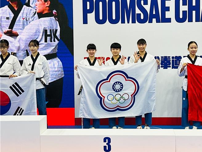 花蓮縣國風國中3年級學生徐禹莛（右二）今年代表台灣，首次出戰世界跆拳道品勢錦標賽15歲至17歲女子團體賽，雖然她是該賽事項目年紀歲小的選手卻展現大將之風，為台灣拿下1面銅牌。（陳廖霞提供／羅亦晽花蓮傳真）