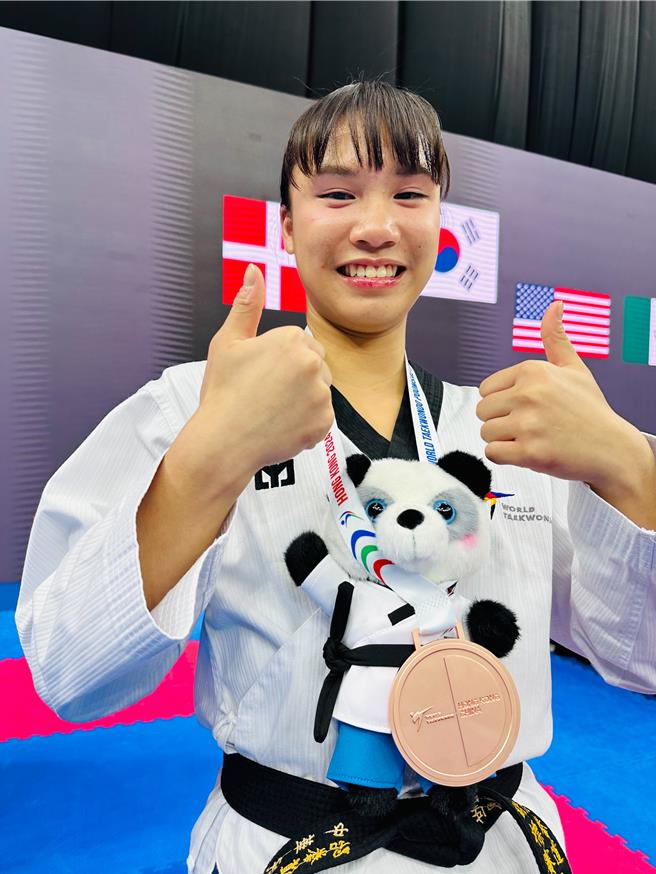花蓮縣國風國中3年級學生徐禹莛今年代表台灣，首次出戰世界跆拳道品勢錦標賽15歲至17歲女子團體賽，雖然她是該賽事項目年紀歲小的選手卻展現大將之風，為台灣拿下1面銅牌。（陳廖霞提供／羅亦晽花蓮傳真）