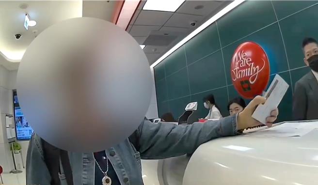 北市警方與銀行員聯手阻詐。（翻攝畫面）