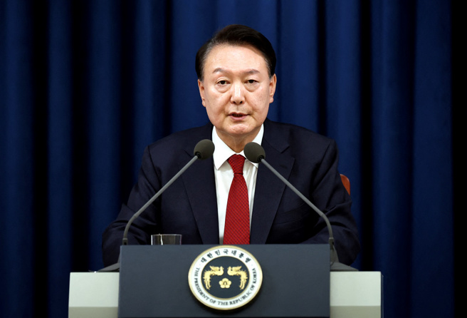 南韓總統尹錫悅突襲實施戒嚴，南韓最大在野黨「共同民主黨」4日指控尹錫悅「叛亂」，宣布推動彈劾。（路透社）