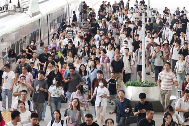 今年1至11月，大陆全国铁路累计发送旅客40.08亿人次。（摘自中新社）