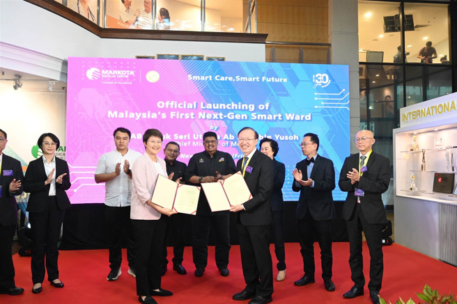 長庚醫院名譽主委暨MET董事長陳昱瑞（右）、HMI新康醫療集團CEO Ms Chin Wei Jia（左）代表簽署MOU，未來將提供重症病人跨國醫療服務。（圖／長庚醫院提供）