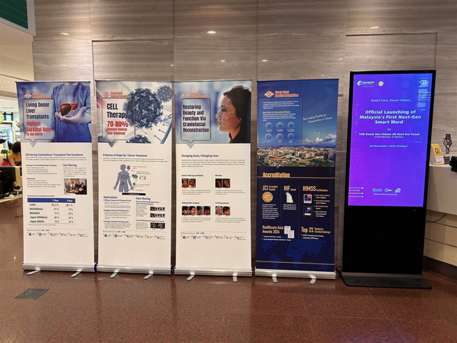 長庚醫院與HMI新康醫療集團深化醫療合作，11月29日簽約現場展示重症醫療特色海報。（圖／長庚醫院提供）