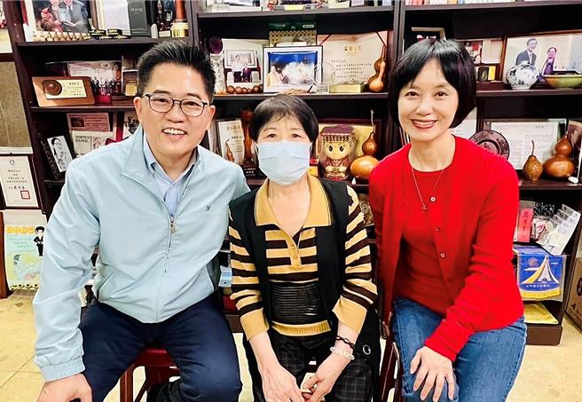 国民党秘书长黄健庭（左）日前与妻子陈怜燕（右）一同探望爱心菜贩陈树菊（中）并合影留念。（摘自黄健庭脸书／萧嘉蕙台东传真）