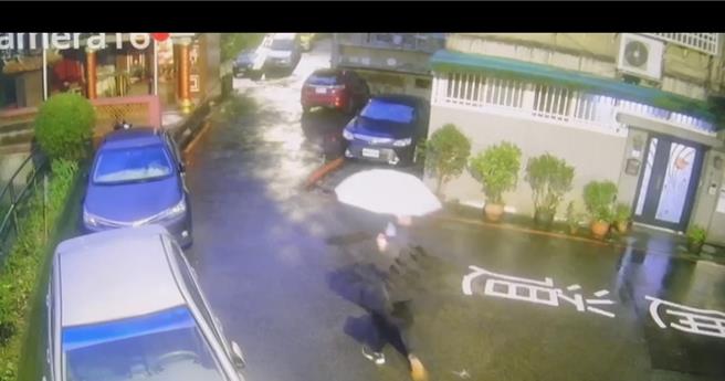 洪柏葳当天身穿全套黑色衣物，与被害者面交、转交赃款给收水手皆为同一套，一旁还背了黑色包包装有大量赃款。（新店警分局提供）