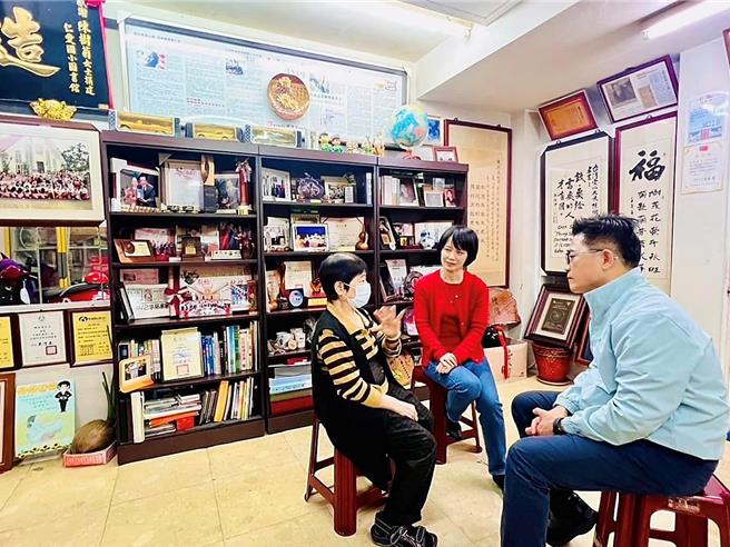 爱心菜贩陈树菊（左）住家内部模样曝光，白墙上挂满大大小小的感谢状，展示柜也摆满领奖照、奖牌及奖章。（摘自黄健庭脸书／萧嘉蕙台东传真）