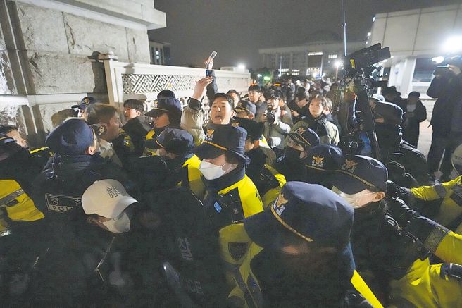 韓國警方12月3日在首爾國會前站崗。（美聯社）