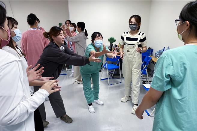 中医大新竹附医为护理师不定期安排激励课程，凝聚团队，提振士气，让护理师得到满满正能量。（罗浚滨摄）