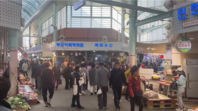 南韓發生史上最短命戒嚴，國民黨台北市議員鍾沛君4日一早觀察南韓釜山，經過一夜震盪，菜市場人潮依舊穿流不息。（台北市議員鍾沛君提供／謝佳君台北傳真）