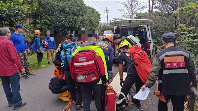 ㄧ群登山客今（4）日上午到新北市瑞芳區爬山，未料卻在途中被落石砸中，一名年約70歲的老婦當場失去呼吸心跳，另有3人受輕傷，目前老婦等待救援中。（翻攝畫面）