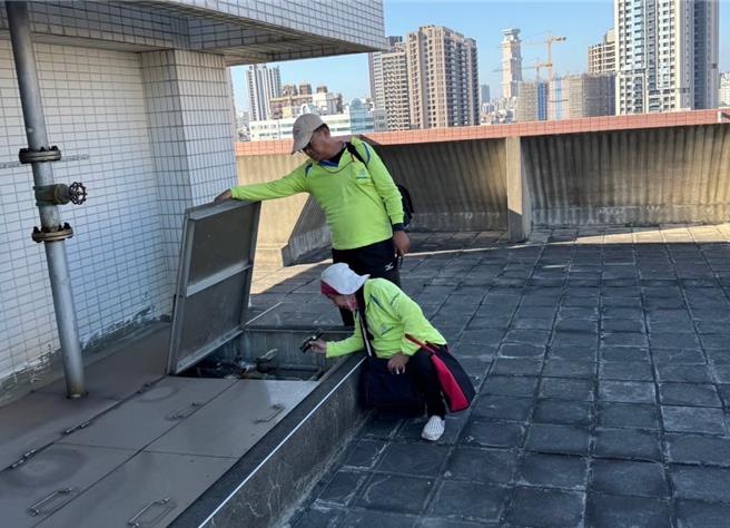 1名居住于苓雅区的男子11月29日陆续出现发烧、骨头酸痛等症状，12月3日至医院就医，检验后确诊登革热，防疫人员针对顶楼水表箱巡检。（高市府卫生局提供／洪浩轩高雄传真）