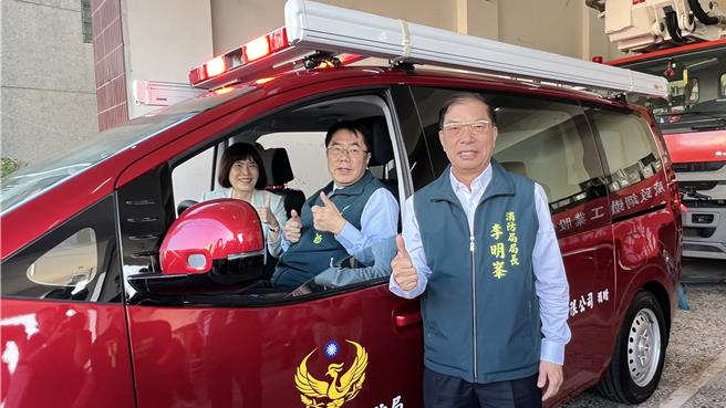 威致钢铁董事长郭素惠（左一）、台南市长黄伟哲（中）试乘威致捐赠的救灾指挥车，台南市消防局局长李明峯（右）称讚救指车有助对防灾、救灾的指挥调度。（张毓翎摄）