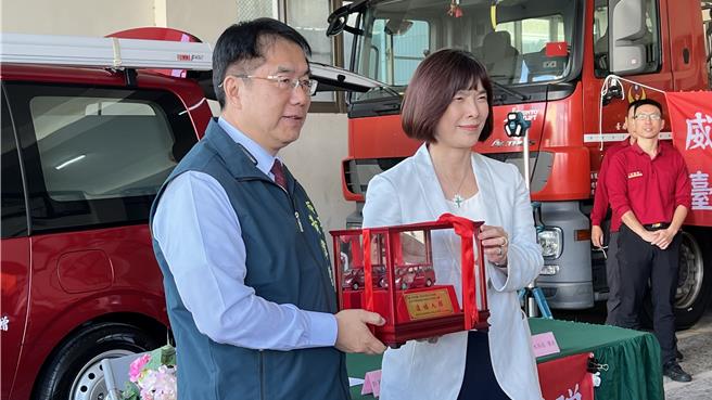 台南市长黄伟哲（左）颁发感谢奖牌，感谢董事长郭素惠（右）的善行义举。（张毓翎摄）