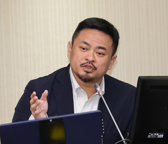 劳动部长洪申翰备询时表示，2日邀集专家学者讨论此事，无论小幅度的修法、专章或专法并无定见。（刘宗龙摄）