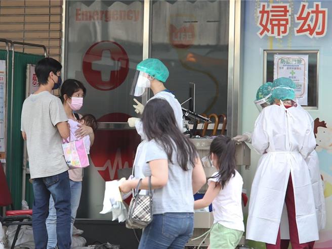 台北市國中以下學校，今年截至11月停課共有2766班，其中幼兒園就占1840班，台北市議員汪志冰指出，雙薪家庭可請假天數有限，若無親友後援，只能高額請照顧員，長期下來荷包根本負荷不了，要求市府建立停班配套措施。（本報資料照片）