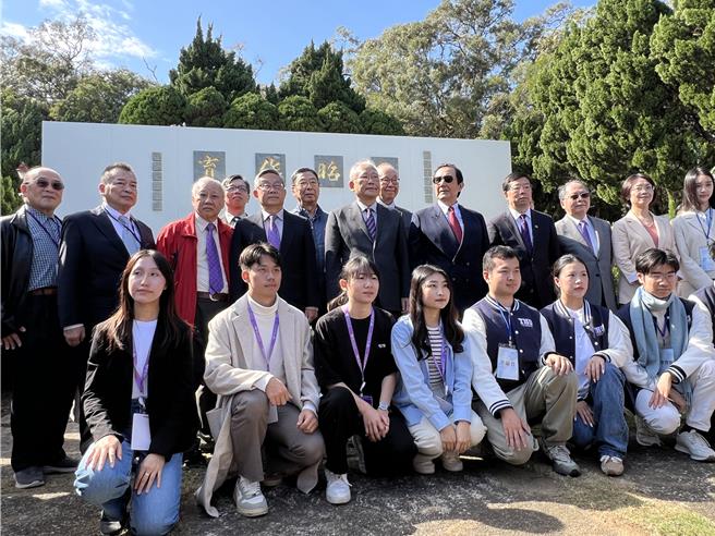 马英九基金会邀请陆生来清华参访，校内交流活动结束后，眾人前往梅园参访。（王惠慧摄）