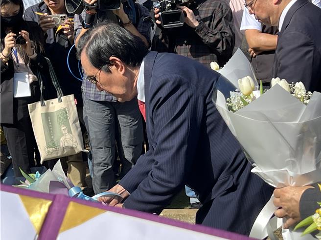 前总统马英九于梅园献花致意。（王惠慧摄）