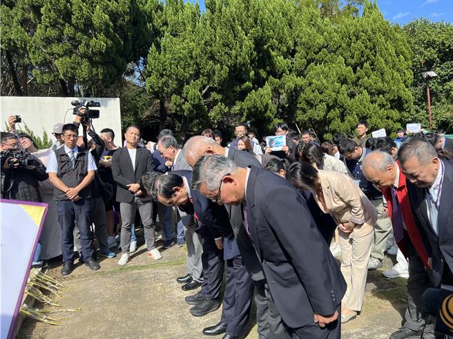 马英九基金会邀请陆生参访团前往台湾清华，并于梅园缅怀已故校长梅贻琦。（王惠慧摄）