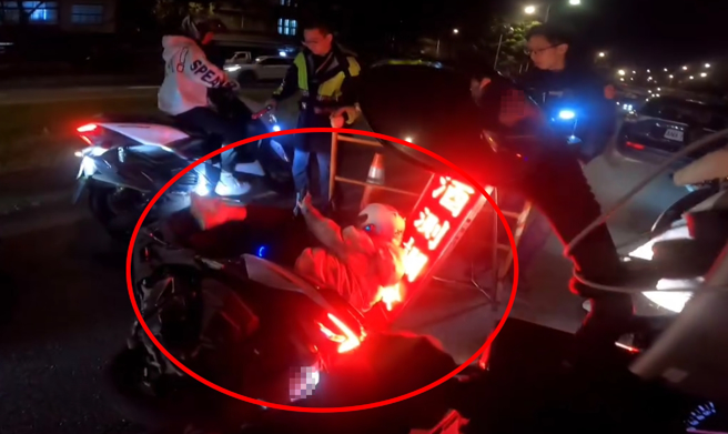 中興橋酒測攔檢，騎士們乖乖排隊等檢查時，白色機車騎士突然從中間竄出，撞上攔檢的亮燈告示牌。（翻攝自Threads）