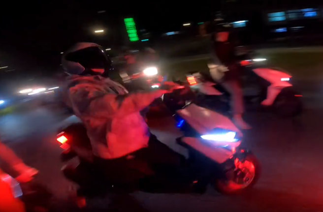 白色機車騎士從中間竄出。（翻攝自Threads）