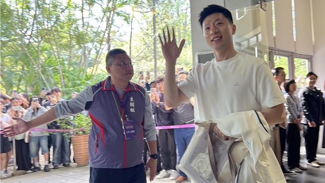 參訪團在接近12點時離開清大，馬龍也非常親切向支持者揮手。（王惠慧攝）