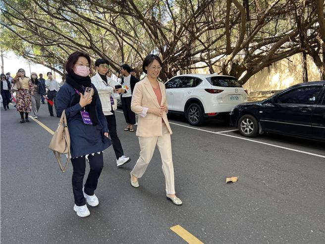 有台灣清華學生拿著台灣獨立旗幟，並對著翁曉玲喊「你是中國人的驕傲」、「預算審好了嗎？」翁曉玲則回答，「謝謝恭維」。（王惠慧攝）