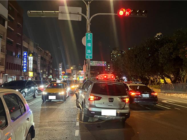 周男直撞分隔岛。（民眾提供／李京升台中传真）