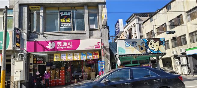 苗栗地方法院大门对街新开的桌游店引来法官侧目。（谢明俊摄）