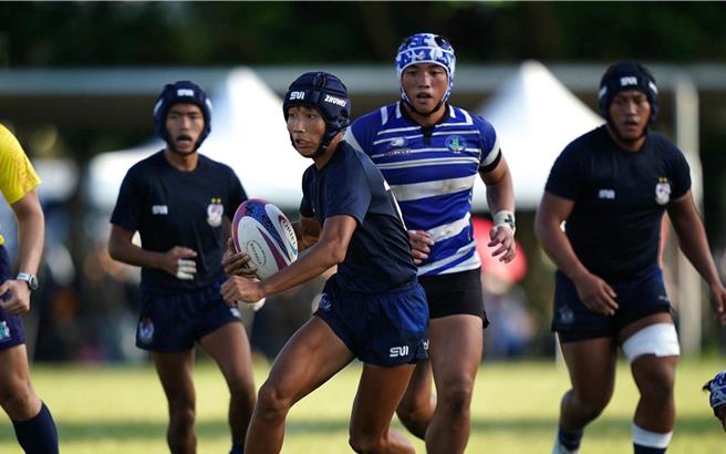 新北竹围高中橄榄球队成军9年，上月在全国橄榄球联赛中，击败宿敌建中「黑衫军」，以5场全胜的战绩，夺得高中组冠军。（吴大川摄／体育局提供）