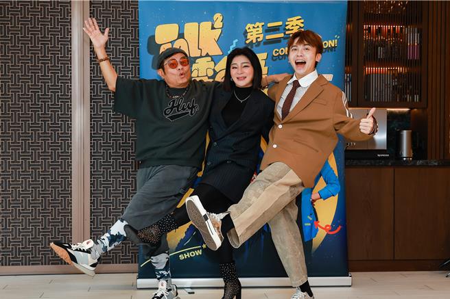 黃豪平（右）今被問到師父黃子佼的現況。左起許效舜、王彩樺。（公視台語台提供）