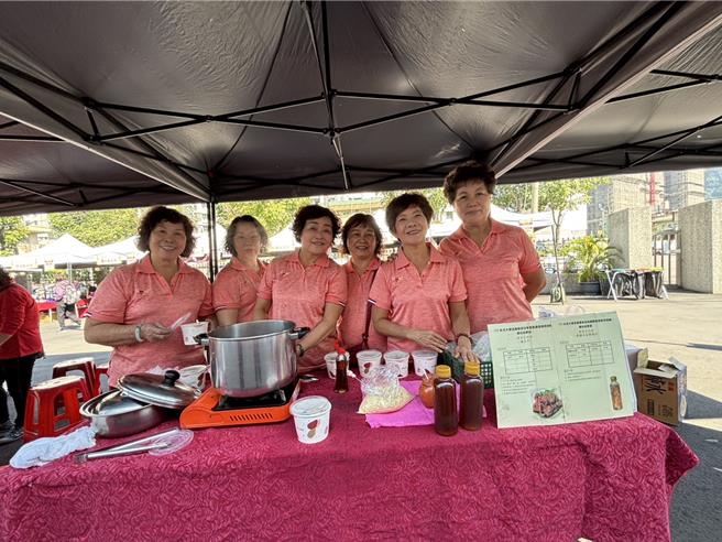 台中大里區農會4日舉行「2024家政推廣教育暨綠色照顧聯合成果展」23個家政班攤位使出渾身解數，其中新里家政班成員帶來滷豆干等美食。（馮惠宜攝）
