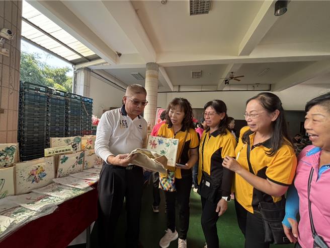 台中大里區農會4日舉行「2024家政推廣教育暨綠色照顧聯合成果展」，其中綠色照顧班的參與者也展現以農村元素為靈感的手工藝作品。（馮惠宜攝）