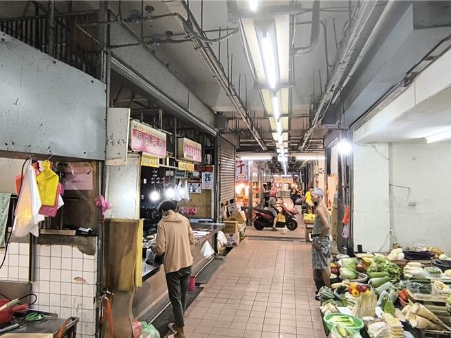 市场经歷停电后，今天正常营业。（李京升摄）