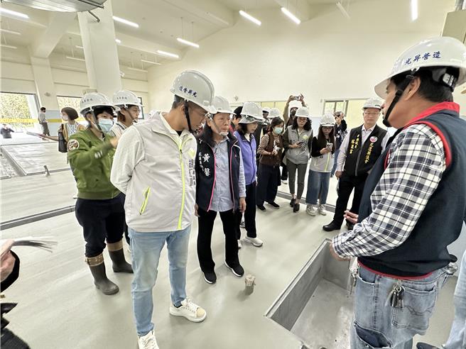 花莲县议会财政小组今天考察环保餐具清洗中心，多位议员提出许多疑虑。（王志伟摄）