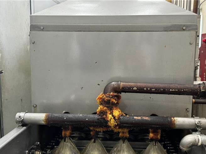 针对有民眾买到关庙拉麵却有虫，卫生局稽查揪出制造业者的食品作业场所，油炸设备及油炸冷却区设备不洁等缺失，要求限期改善。(卫生局提供／曹婷婷台南传真)