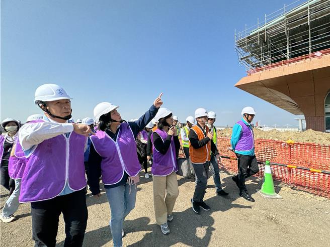 立委陈玉珍(左二)今日率立院财政委员会及各相关部会官员代表，赴金门考察财政部所属暨银行业务及交通建设预算执行情形。(于家麒摄)