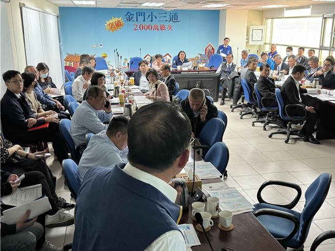 立委陈玉珍与财政委员会一行首先至金门水头码头港务大楼听取中央驻金单位简报，并了解人力配置状况。(于家麒摄)