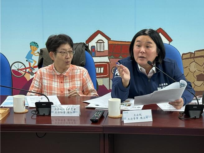 立委陈玉珍(右)要求小三通各相关单位务必补足人力，维持服务品质，对于金厦船班也持续争取恢復疫前每日往返的36航次。(于家麒摄)