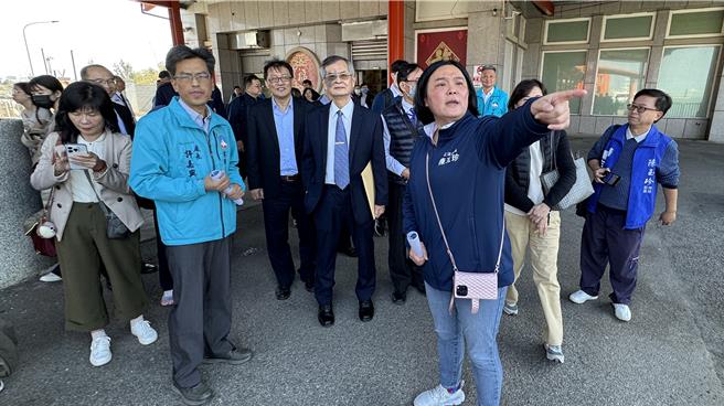 立委陈玉珍(右前)与财政委员会一行视察小三通动线与运能。(于家麒摄)