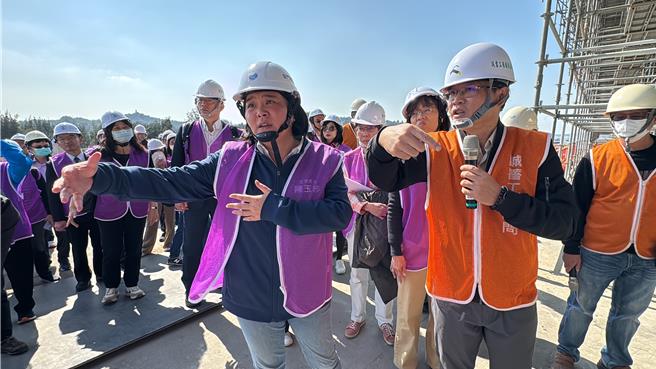 立委陈玉珍(左前)与财政委员会一行视察新建水头港旅服中心工程进度。(于家麒摄)