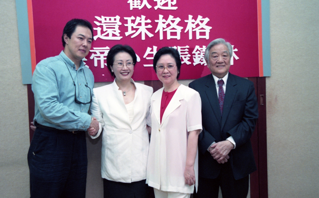 琼瑶（右2）与平鑫涛（右1）1979年结婚。（图／中时资料照）