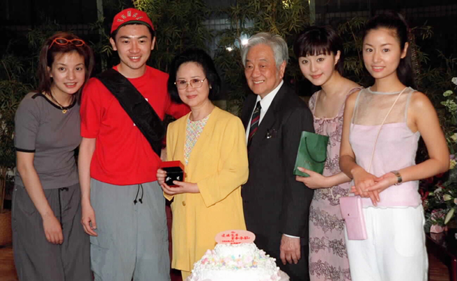 琼瑶1999年过生日时，《还珠格格》演员为她庆生，平鑫涛当时送她一副钻石耳环。（图／中时资料照）