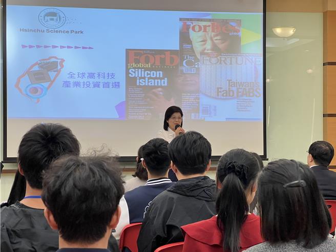 新竹县政府秘书长李安妤代表县长杨文科欢迎陆生团来访，并透露竹科行程为县长杨文科安排。（王惠慧摄）