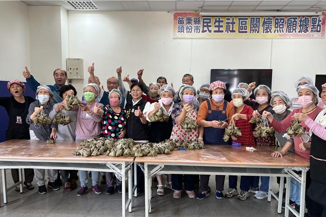 2024年12月4日苗栗县／头份市长罗雪珠上午造访民生社区关怀据点，关心长辈用餐并参与手作客家粄粽活动。（吕丽甄摄）