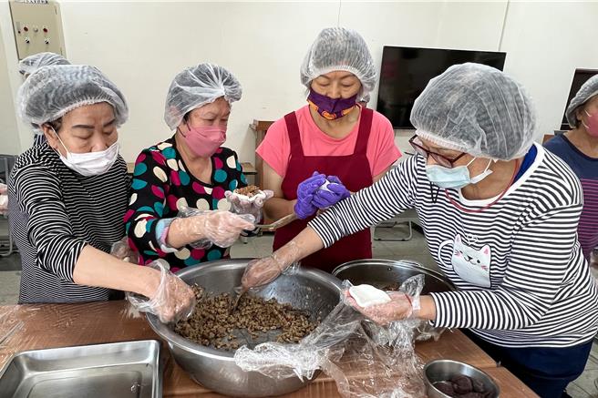 2024年12月4日苗栗县／民生社区关怀据点的长辈们正在手作客家粄粽。（吕丽甄摄）