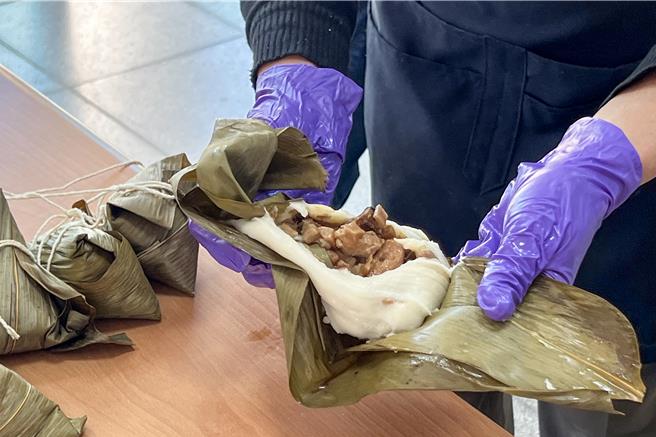 2024年12月4日苗栗县／头份市长罗雪珠上午造访民生社区关怀据点，关心长辈用餐并参与手作客家粄粽活动。（吕丽甄摄）