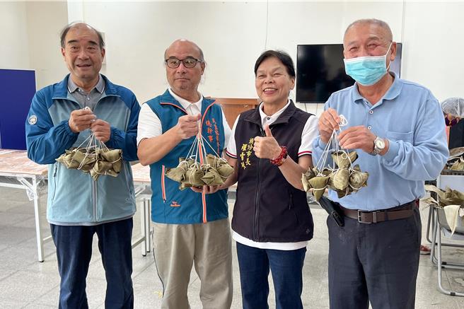 2024年12月4日苗栗县／头份市长罗雪珠(右二)讚赏长辈的精巧手艺之外，也大力推荐客家粄粽传统美食，民眾如果有到头份客庄一定要亲自品嚐。（吕丽甄摄）