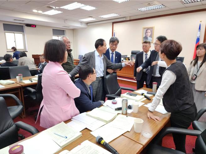 暂时休息时，三党立委跟农业部长陈骏季沟通预算。(黄敬文摄)