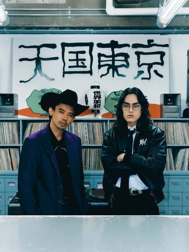 〈NEON〉中，LEO祈祷般的歌词与鹤The Crane锋利而温暖的嗓音完美交织。（ROMAD 落梦地 ＆ ALI Co.， Ltd.提供）