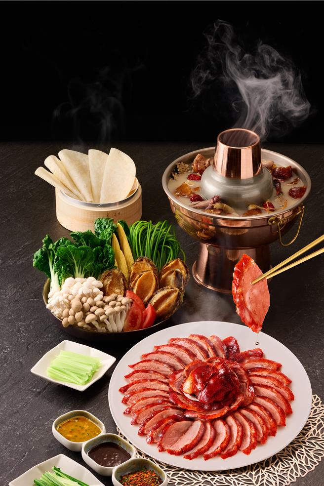 王品的享鸭小套组年菜「招牌樱桃片皮烤鸭＋花雕十宝鸭围炉」，1988元。（王品集团提供／朱世凯台北传真）